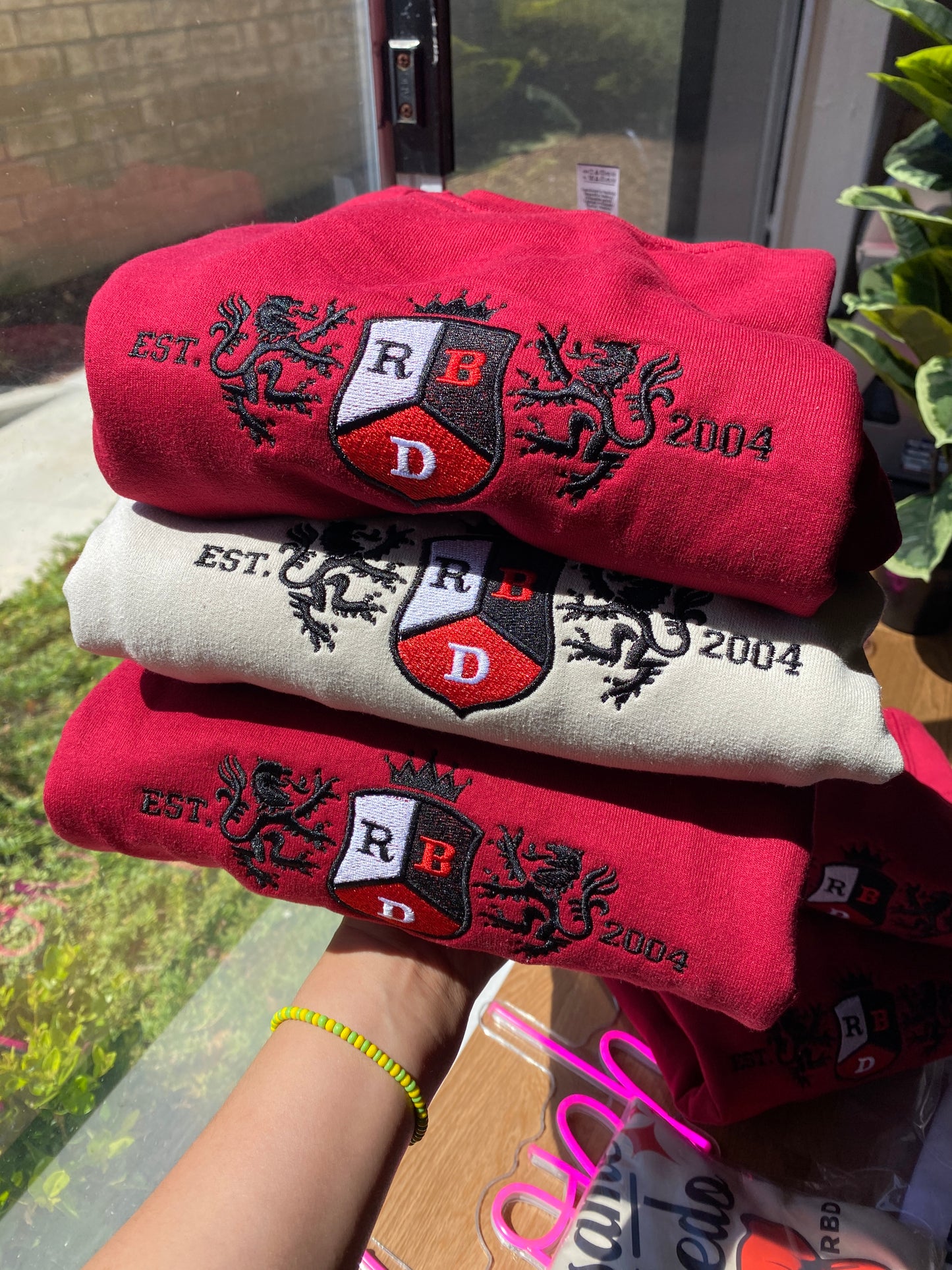 REBELDE EMBROIDERED SWEATER